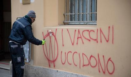 imola-scritte-no-vax-sui-muri-dellausl-delle-scuole-carducci-e-in-pedagna-la-condanna-del-sindaco-panieri