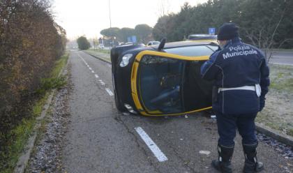 ravenna-slitta-per-il-ghiaccio-e-si-ribalta-con-lauto