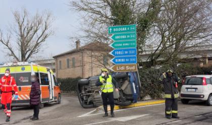 ravenna-scontro-tra-auto-una-si-ribalta-su-un-fianco