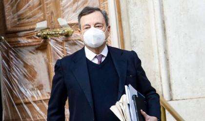 covid-la-stretta-del-governo-draghi-con-il-booster-no-a-quarantena-il-super-green-pass-anche-sui-bus