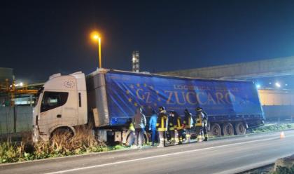 Immagine News - ravenna-tir-esce-di-strada-e-finisce-sulla-linea-ferroviaria-industriale