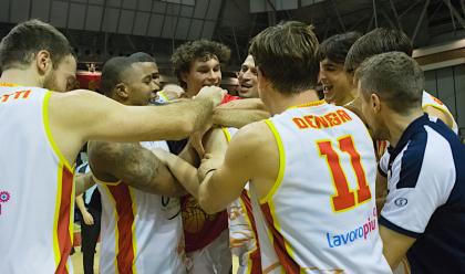 Immagine News - basket-una-volata-vincente-per-loras-cadono-i-raggisolaris