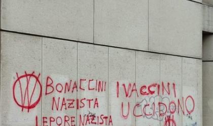 Immagine News - bologna-alcune-scritte-no-vax-contro-bonaccini-e-lepore-sul-palazzo-della-regione