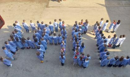 Immagine News - faenza-gli-studenti-della-primaria-martiri-di-cefalonia-compongono-la-scritta-pace