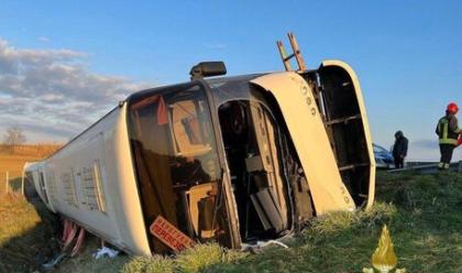 cesena-incidente-in-a14-si--ribaltato-un-autobus-con-ucraini-una-donna--morta-due-bambini-al-bufalini