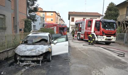 Immagine News - ravenna-vigili-del-fuoco-spengono-lincendio-che-ha-avvolto-due-auto-in-sosta