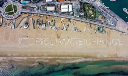 Immagine News - rimini-mega-scritta-in-spiaggia-stop-climate-change-e-stop-war