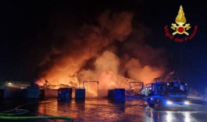 Immagine News - incendio-nella-notte-in-un-centro-smaltimento-rifiuti-a-sogliano-sul-rubicone-nel-cesenate