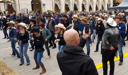 Immagine News - cervia-aquiloni-ma-anche-cozze-e-balli-country-nei-fine-settimana-marittimi