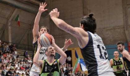 basket-b-playoff-raggisolaris-faenza-rimontati-con-ruvo--1-1-venerd-sera-gara3-al-cattani