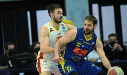 Immagine News - basket-a2-playoff-per-simioni--una-semifinale-speciale-a-cant-fa-caldo-ma-pure-a-ravenna...