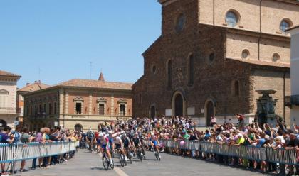 Immagine News - ciclismo-il-passaggio-del-giro-ditalia-da-santarcangelo-a-reggio-emilia