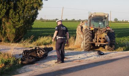 Immagine News - russi-moto-contro-trattore-grave-30enne