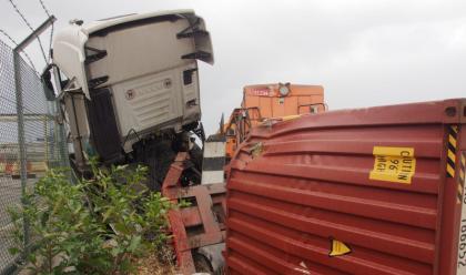 Immagine News - ravenna-camion-contro-treno-merci-al-porto-4-feriti