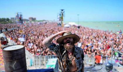 Immagine News - marina-di-ravenna-la-spiaggia-si-ferma-per-jovanotti