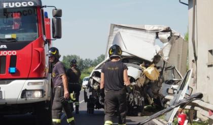 Immagine News - santagata-sul-santerno-sbanda-e-finisce-contro-un-muro-muore-un-ragazzo