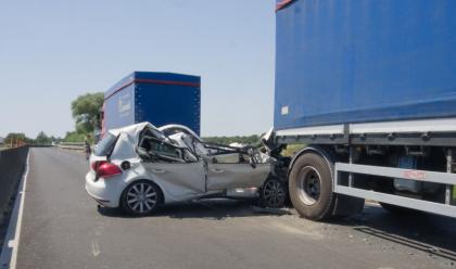 Immagine News - ravenna-schianto-al-quadrifoglio-auto-resta-incastrata-sotto-un-camion