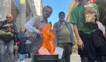 Immagine News - bologna-bollette-bruciate-davanti-alla-sede-delleni