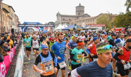 Immagine News - ravenna-un-fiume-di-13mila-partecipanti-per-la-hoka-maratona-citt-darte