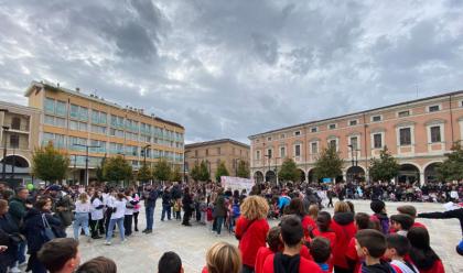 cesena-flash-mob-delle-scuole-in-piazza-della-libert-sui-diritti-alleducazione-e-al-gioco