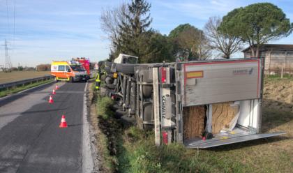 Immagine News - ravenna-camion-si-ribalta-in-via-canala-ferito-autotrasportatore