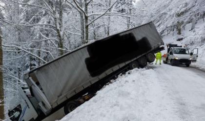 Immagine News - neve-e-ghiaccio-camion-fuori-strada-fra-campigna-e-passo-della-calla-nel-forlivese