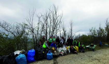 Immagine News - brisighella-venti-volontari-raccolgono-circa-700kg-di-materiali-sui-calanchi-di-pideura