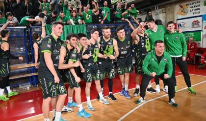 basket-b-blacks-faenza-e-aromando-mani-calde-mentre-vico--un-cecchino-dalla-lunetta