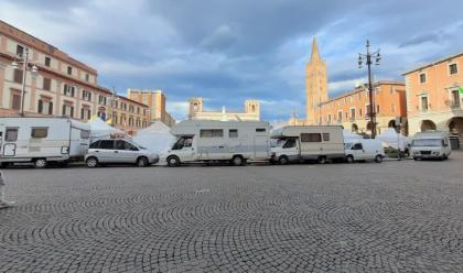 Immagine News - forl-piazza-saffi-ancora-piena-di-camion-il-pd-attacca-la-giunta-zattini