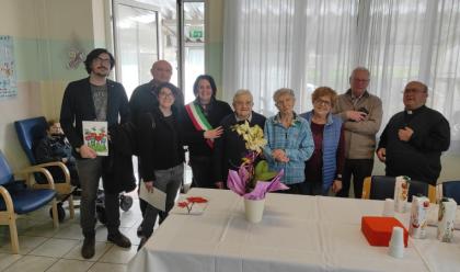 Immagine News - riolo-terme-festeggiati-i-100-anni-di-iride-fiorentini-che-ha-due-sorelle-luigia-di-106-anni-e-maria-di-101