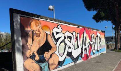 Immagine News - rimini-murales-con-uomo-che-allatta-la-lega-attacca-la-risposta-del-sindaco-solo-attualit-artistica