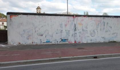 rimini-cancellato-da-vandali-con-la-vernice-il-murales-con-luomo-che-allatta
