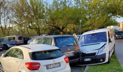 Immagine News - faenza-con-quattro-volte-il-tasso-alcolemico-nel-sangue-perde-il-controllo-del-mezzo-e-sfascia-sei-auto-in-sosta