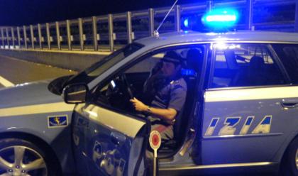 Immagine News - ravenna-auto-finisce-contro-dehor-di-un-bar-poi-scappa