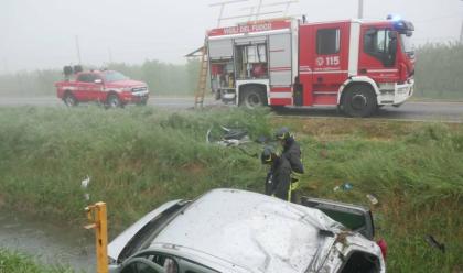 bagnacavallo-sbanda-e-finisce-nel-fosso-con-lquotauto