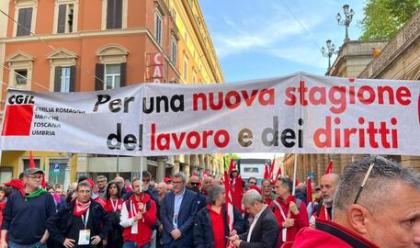 Immagine News - lavoro-sindacati-in-piazza-a-bologna-in-migliaia-al-corteo-di-cgil-cisl-e-uil