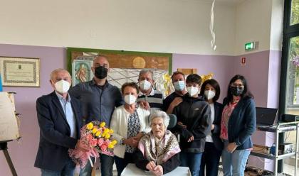 Immagine News - cervia-il-sindaco-medri-festeggia-i-100-anni-di-maria-casadei-balzani