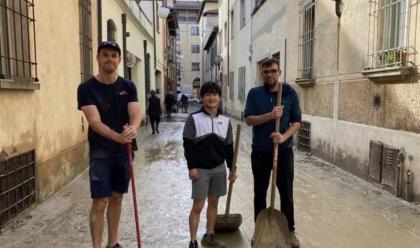 maltempo-a-faenza-il-pilota-tsunoda-dellalpha-tauri-al-lavoro-con-i-volontari