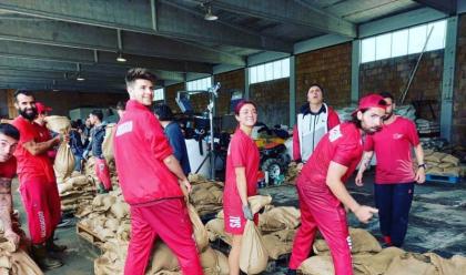 Immagine News - alluvione-a-cervia-il-lavoro-della-coop-bagnni-che-porta-sacchi-di-sabbia-in-moscone-a-chi-ne-ha-bisogno