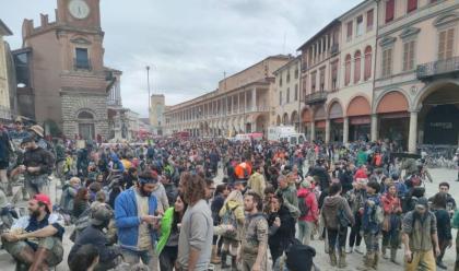 Immagine News - alluvione-la-piazza-di-faenza-invasa-dai-volontari-sabato-sera-che-cantano-romagna-mia