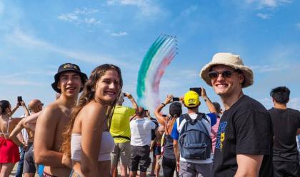 Immagine News - rimini-lo-spettacolo-delle-frecce-tricolori-in-migliaia-in-spiaggia