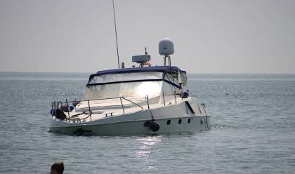 Immagine News - lido-di-dante-natante-si-arena-vicino-alla-spiaggia