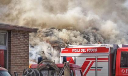 ravenna-pauroso-incendio-a-mezzano-in-unarea-stoccaggio-di-rifiuti-alluvionati