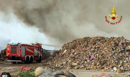 Immagine News - ravenna-incendio-a-mezzano-situazione-in-lento-miglioramento-ma-serviranno-giorni-per-spegnerlo