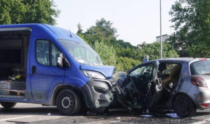 Immagine News - pontenuovo-furgone-contro-auto-ferito-22enne