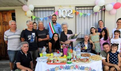 Immagine News - cotignola-nonna-prudenza-compie-102-anni-e-festeggia-con-i-13-figli