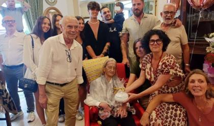 cervia-anche-il-sindaco-medri-festeggia-i-100-anni-di-nonna-anna-maria-che-fu-atleta-azzurra-di-pattinaggio-artistico