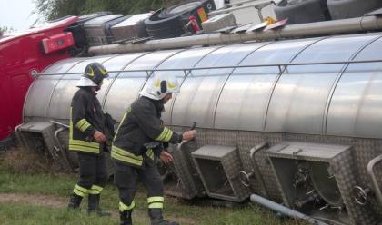 Immagine News - ravenna-si-ribalta-camion-che-trasporta-alcol-autista-ferito-grave-al-bufalini-chiusa-la-rotonda-degli-spedizionieri