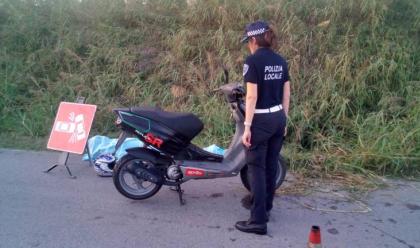 Immagine News - lido-di-dante-54enne-perde-il-controllo-dello-scooter-cade-e-muore