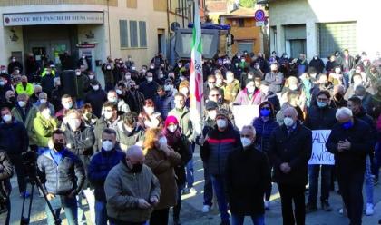 Immagine News - casola-i-dipendenti-della-saint-gobain-manifestano-domenica-alla-festa-dei-frutti-dimenticati-contro-la-chiusura-della-cava